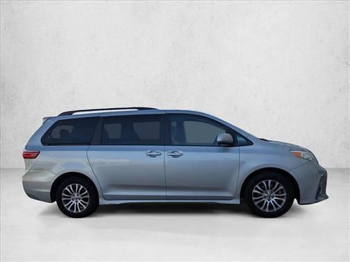 2020 Toyota Sienna XLE