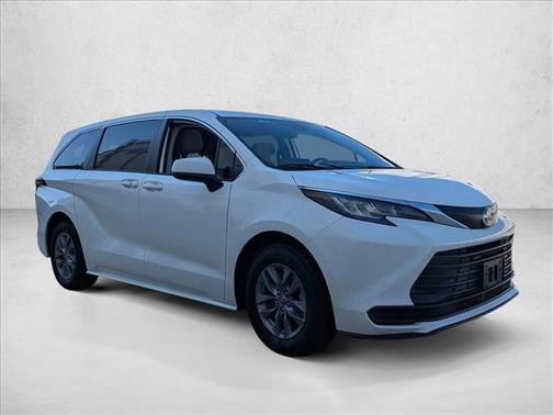 2022 Toyota Sienna LE
