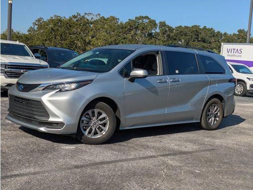 2023 Toyota Sienna LE