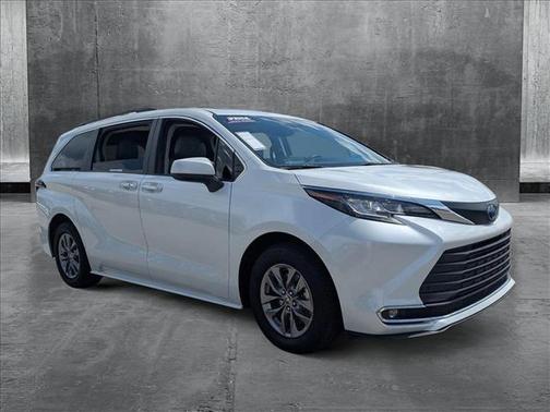 2023 Toyota Sienna XLE 8 Passenger
