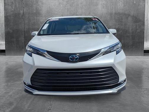 2023 Toyota Sienna XLE 8 Passenger