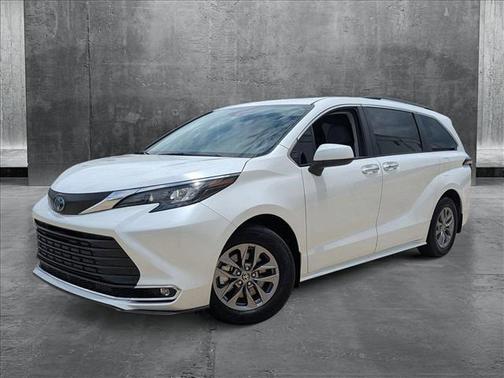 2024 Toyota Sienna XLE 8 Passenger