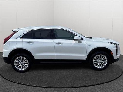 Crystal White 2024 Cadillac XT4 Luxury