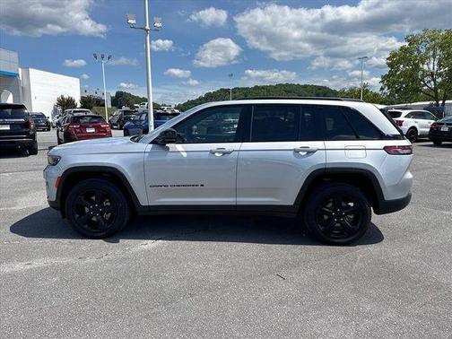 Silver 2023 Jeep Grand Cherokee Altitude