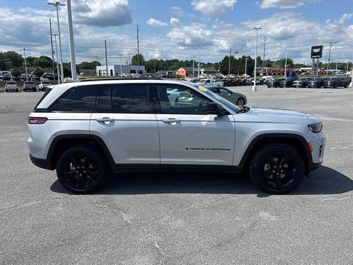 Silver 2023 Jeep Grand Cherokee Altitude