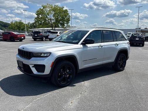 Silver 2023 Jeep Grand Cherokee Altitude