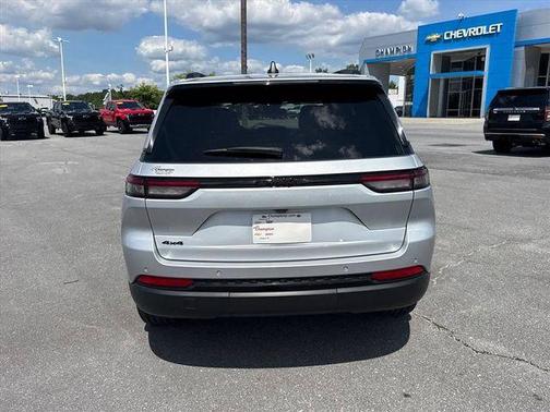 Silver 2023 Jeep Grand Cherokee Altitude