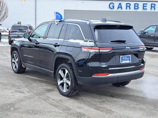 2022 Jeep Grand Cherokee BASE