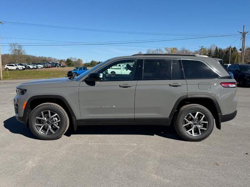 Sting Gray Clearcoat 2027 Jeep Grand Cherokee Laredo X