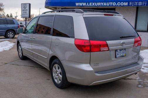 Photo 5 of 32 of 2005 Toyota Sienna XLE