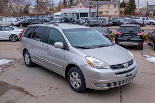 Photo 1 of 32 of 2005 Toyota Sienna XLE