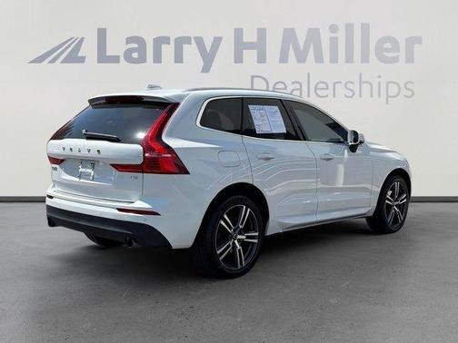 Ice White 2021 Volvo XC60 T5 Momentum