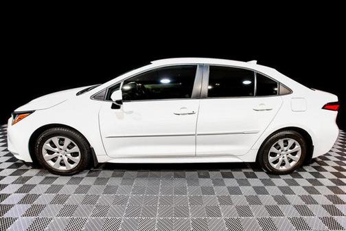 Photo 3 of 37 of 2021 Toyota Corolla LE