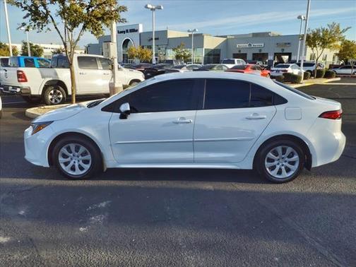 Photo 3 of 30 of 2021 Toyota Corolla LE