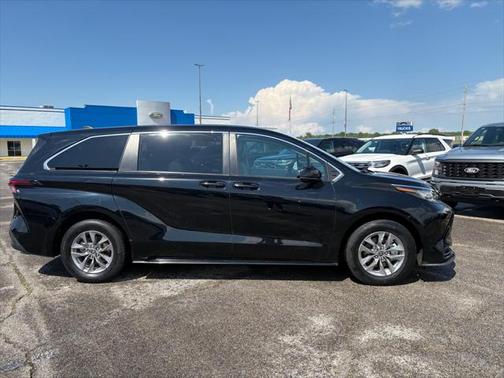 2023 Toyota Sienna LE