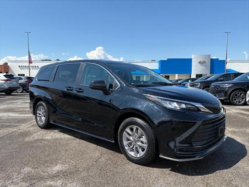 2023 Toyota Sienna LE