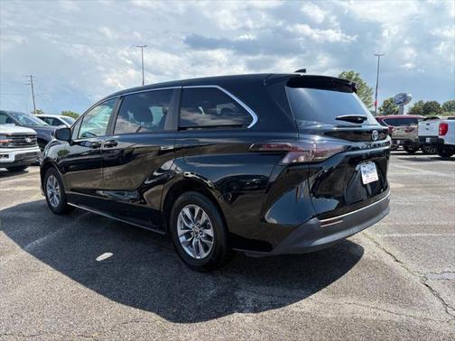 2023 Toyota Sienna LE