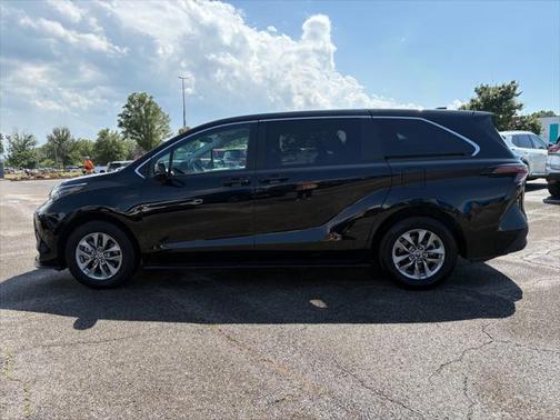 2023 Toyota Sienna LE