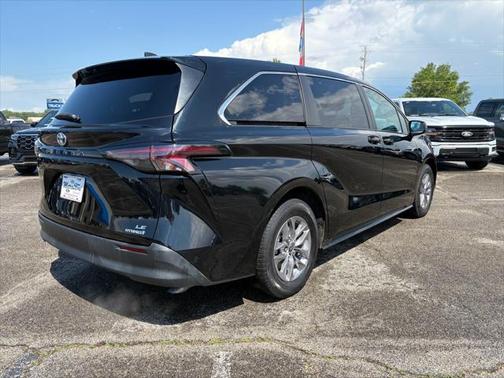 2023 Toyota Sienna LE