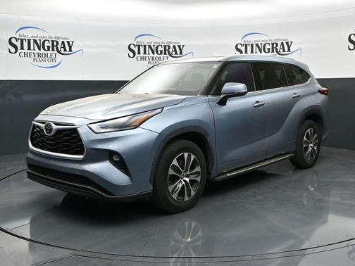 Moon Dust 2021 Toyota Highlander XLE