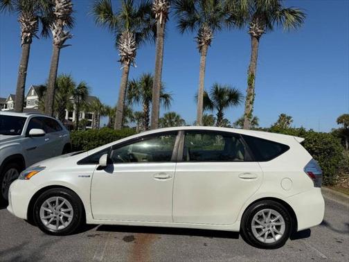 2014 Toyota Prius v Five