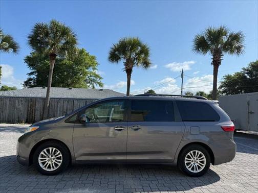 2017 Toyota Sienna XLE