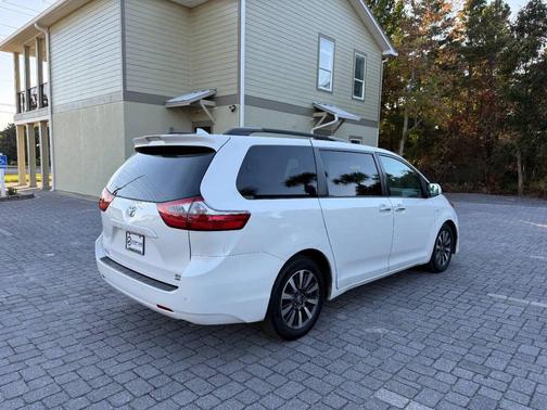 2020 Toyota Sienna XLE Premium