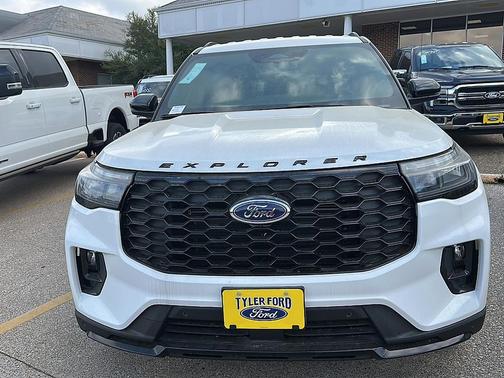 Star White Metallic Tri-Coat 2026 Ford Explorer ST-Line