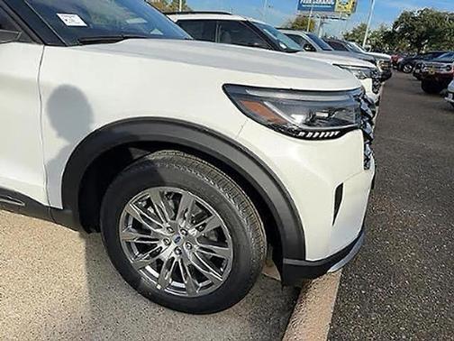 Star White Metallic Tri-Coat 2026 Ford Explorer Platinum