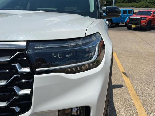 Star White Metallic Tri-Coat 2026 Ford Explorer Platinum