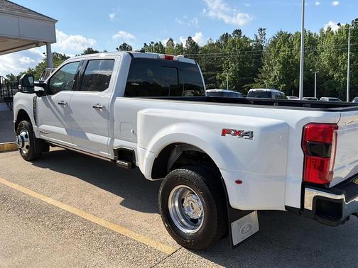 Oxford White 2024 Ford F-350 Lariat