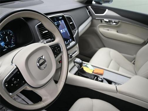 2022 Volvo XC90 T5 Momentum 7 Passenger