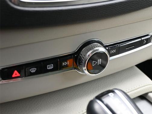 2022 Volvo XC90 T5 Momentum 7 Passenger