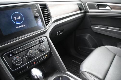 Deep Black Pearl Effect 2021 Volkswagen Atlas 2.0T SE