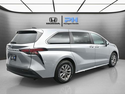 2022 Toyota Sienna XLE