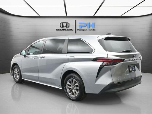 2022 Toyota Sienna XLE
