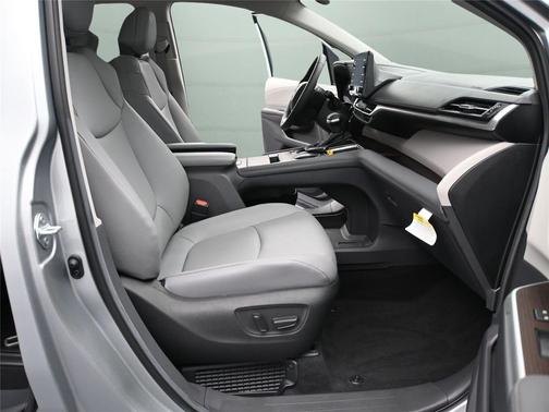 2024 Toyota Sienna XLE 8 Passenger