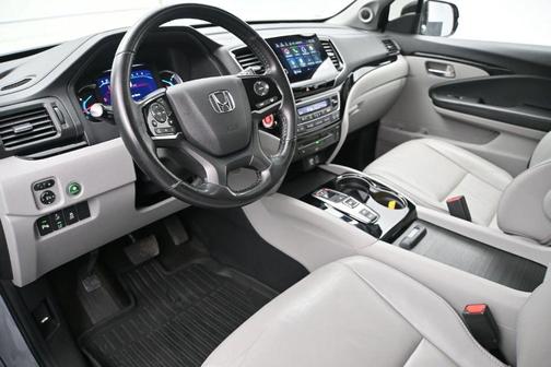 Lunar Silver Metallic 2021 Honda Pilot Touring 7-Passenger