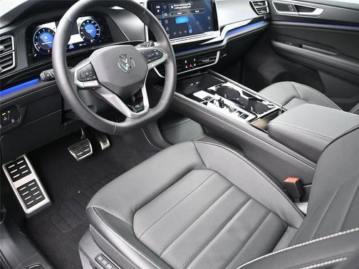 2025 Volkswagen Atlas Cross Sport 2.0T SEL R-Line Black