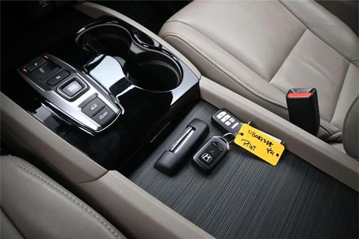 Platinum White Pearl 2022 Honda Pilot Touring 7-Passenger
