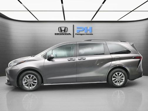 2022 Toyota Sienna LE
