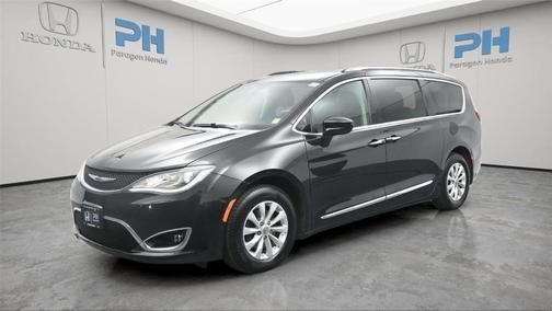 Brilliant Black Crystal Pearlcoat 2020 Chrysler Pacifica Touring-L