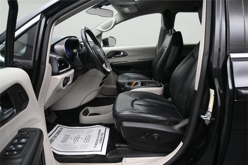 Brilliant Black Crystal Pearlcoat 2020 Chrysler Pacifica Touring-L