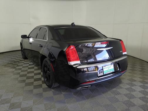 Gloss Black 2018 Chrysler 300 Touring