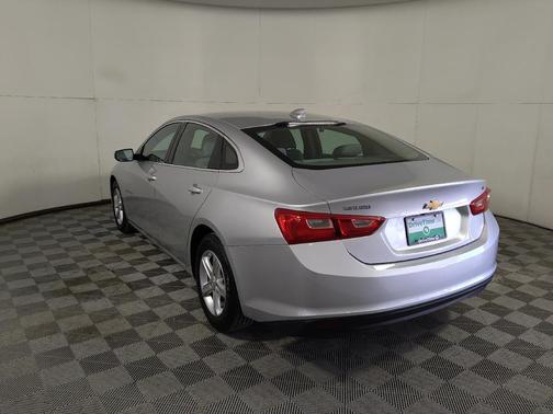Silver Ice Metallic 2018 Chevrolet Malibu LT