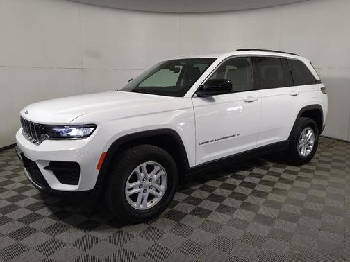 Bright White Clearcoat 2023 Jeep Grand Cherokee Laredo