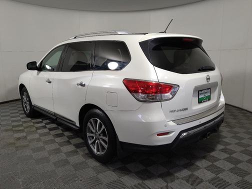 White 2016 Nissan Pathfinder SL