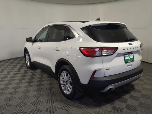 Star White Metallic Tri-Coat 2022 Ford Escape SE