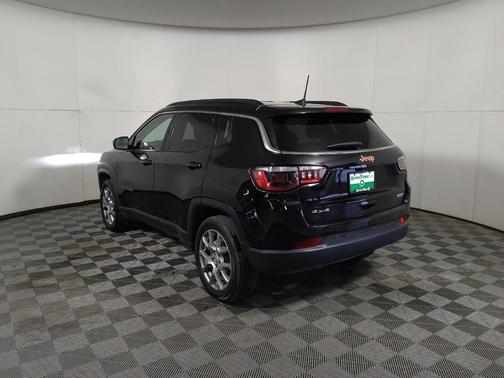 Diamond Black Crystal Pearlcoat 2022 Jeep Compass Latitude Lux