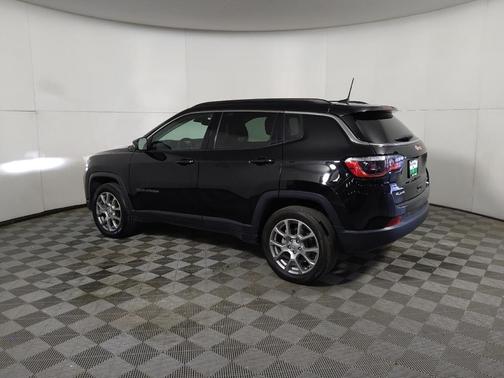 Diamond Black Crystal Pearlcoat 2022 Jeep Compass Latitude Lux